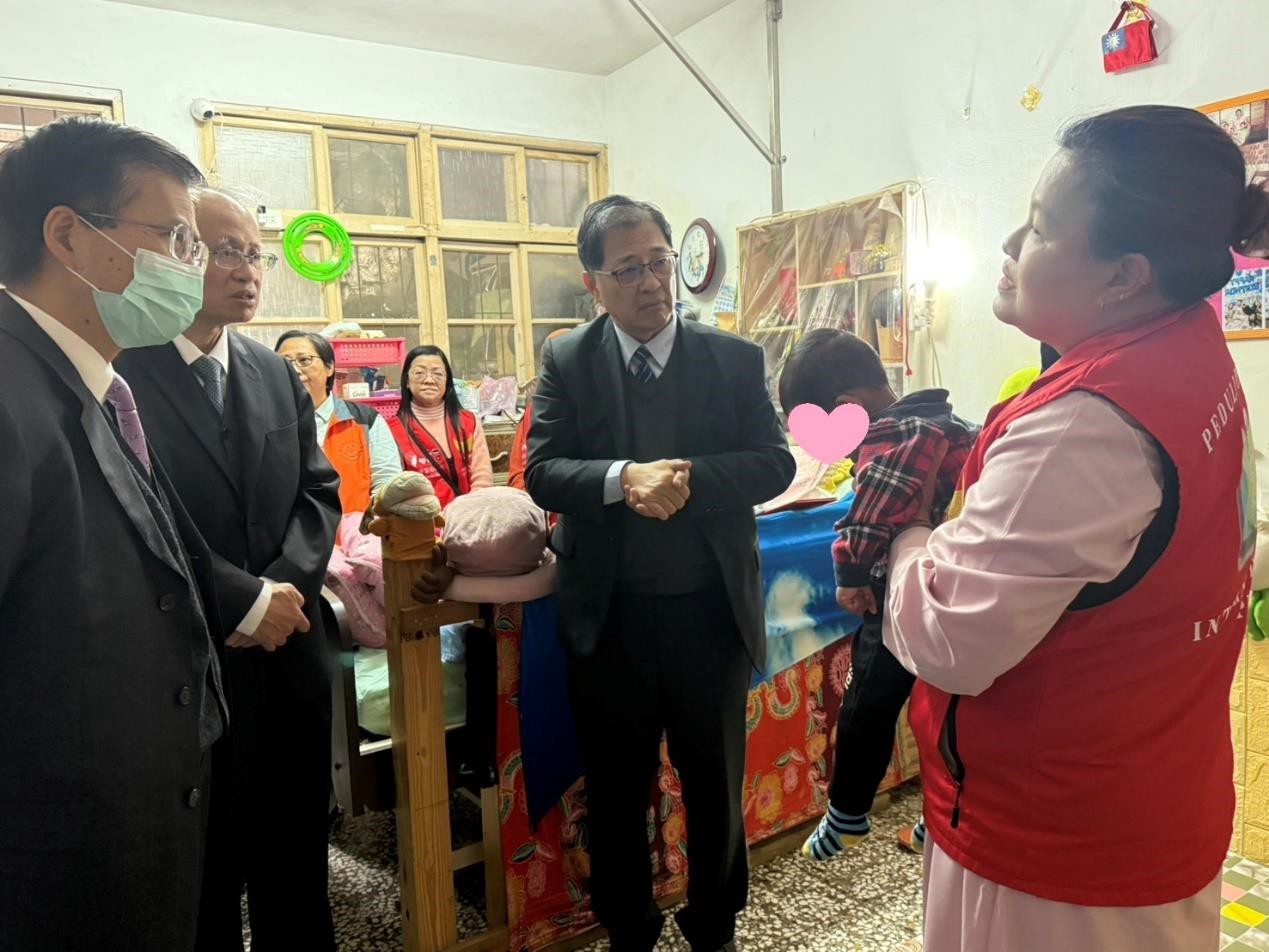 minister-of-justice-cheng-ming-chien-and-chief-prosecutor-chang-dou-hui-visiting-the-infant-victim